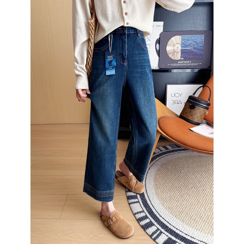 Straight-leg jeans! Heavy-duty embroidered and embossed denim with raw hem, women's early autumn slim-fit, nine-point straight-leg, wholesale and dropshipping Straight-leg jeans! Heavy-duty embroidered and embossed denim with raw hem, women's early autumn slim-fit, nine-point straight-leg, wholesale and dropshipping