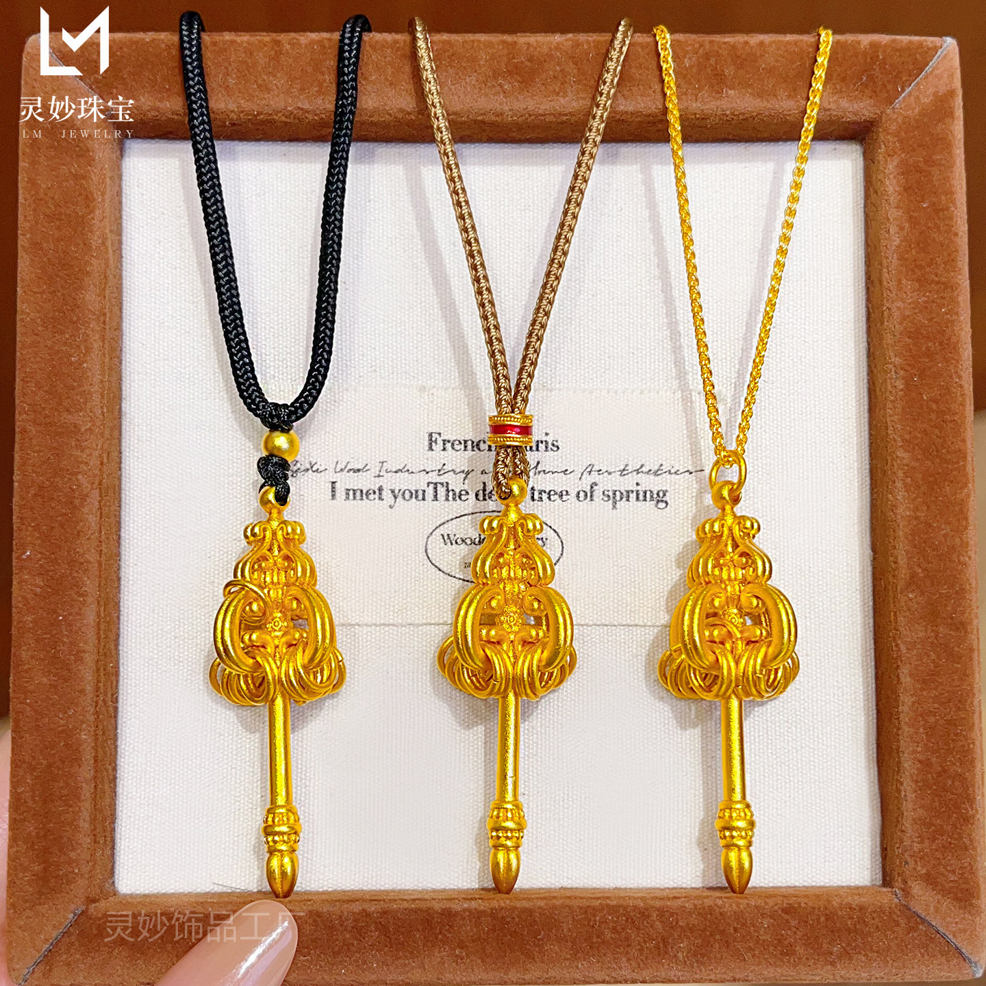 New Chinese-style ancient gold-plated hollow Buddha's hand vajra scepter pendant necklace, Ksitigarbha Bodhisattva tin scepter, gift for women