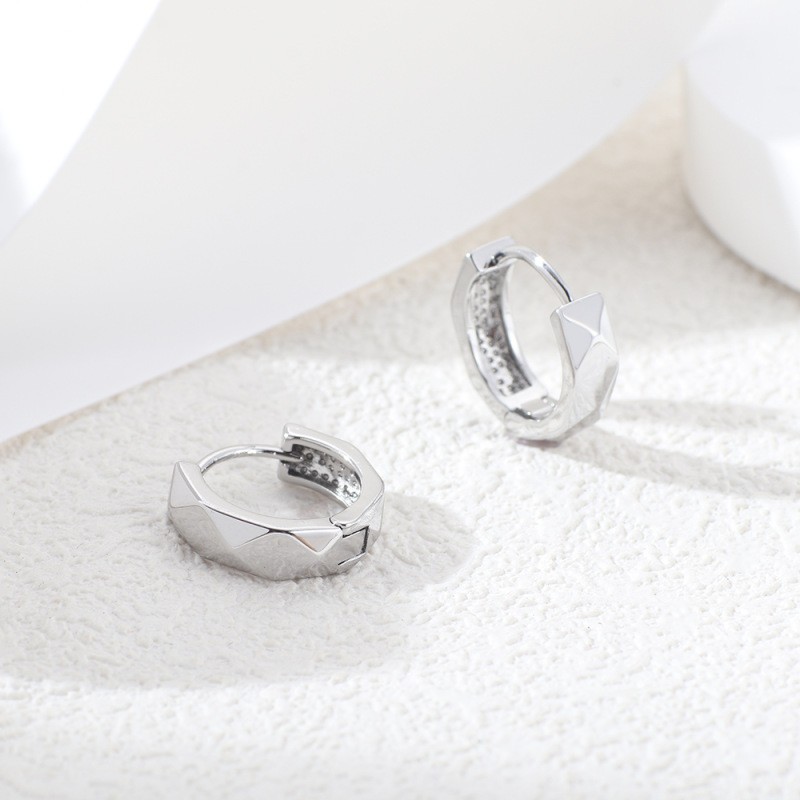Silver pointed spike labret stud material detail