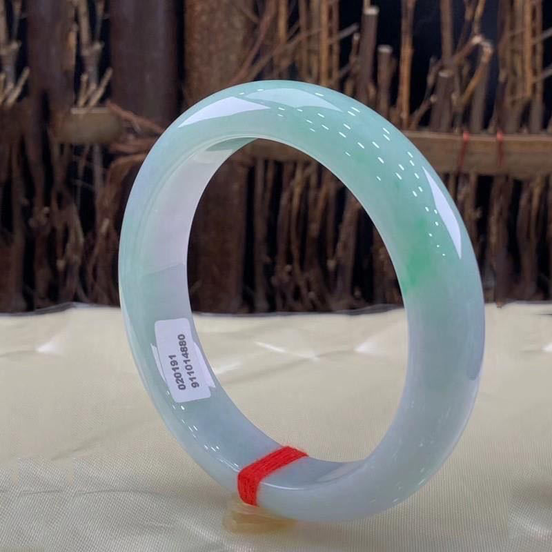 天然ミャンマーの古い坑a商品の翡翠の腕輪の氷のモチの種の油の青い色は花の浅い陽の緑色の翡翠の玉の腕輪の子を漂っています。|undefined