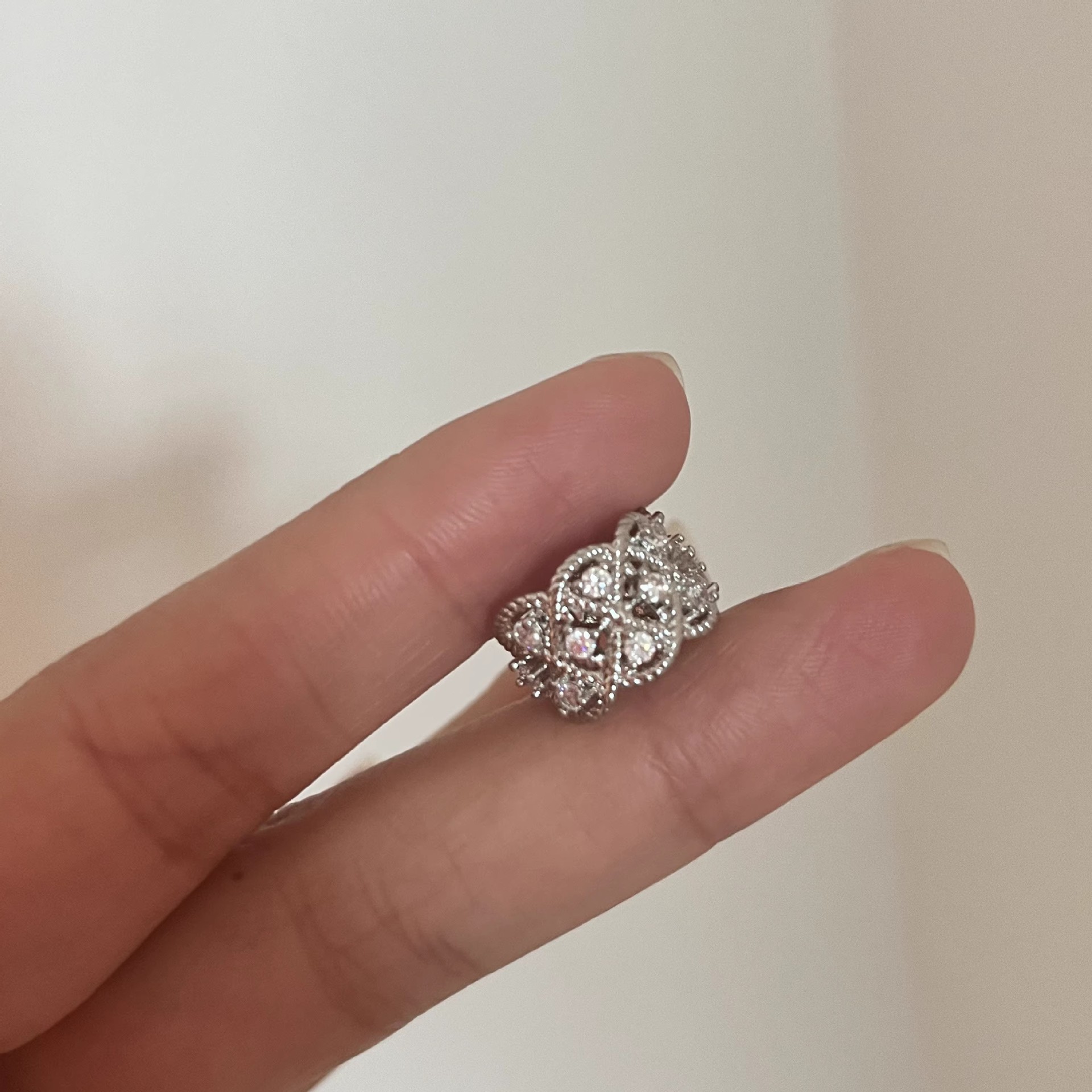 French Girl's Ear Clip Temperament Court Hollow-out Diamond-encrusted Ear Clip Cold Wind Women's Ear Clip