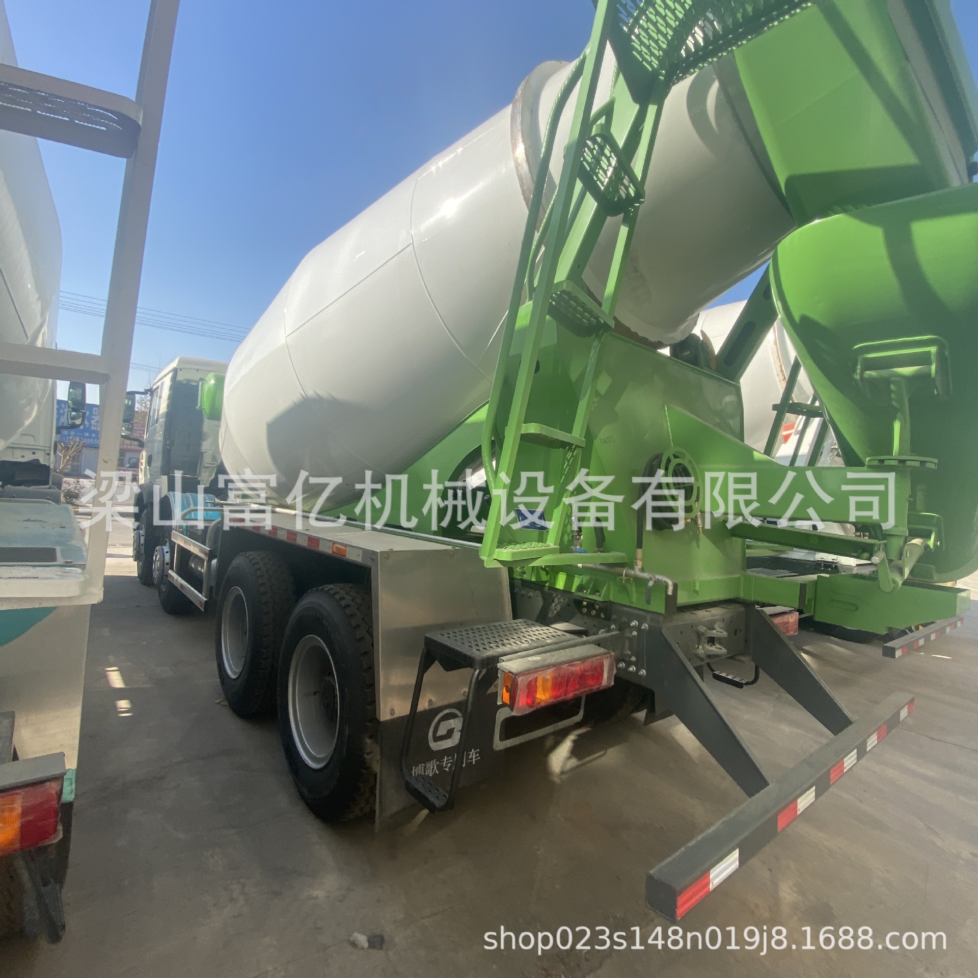 Overseas Supply of Sinotruk Howo Concrete Mixer Trucks with 8*4 Chassis, 8, 10, 12 Cubic Meter Concrete Mixer Trucks