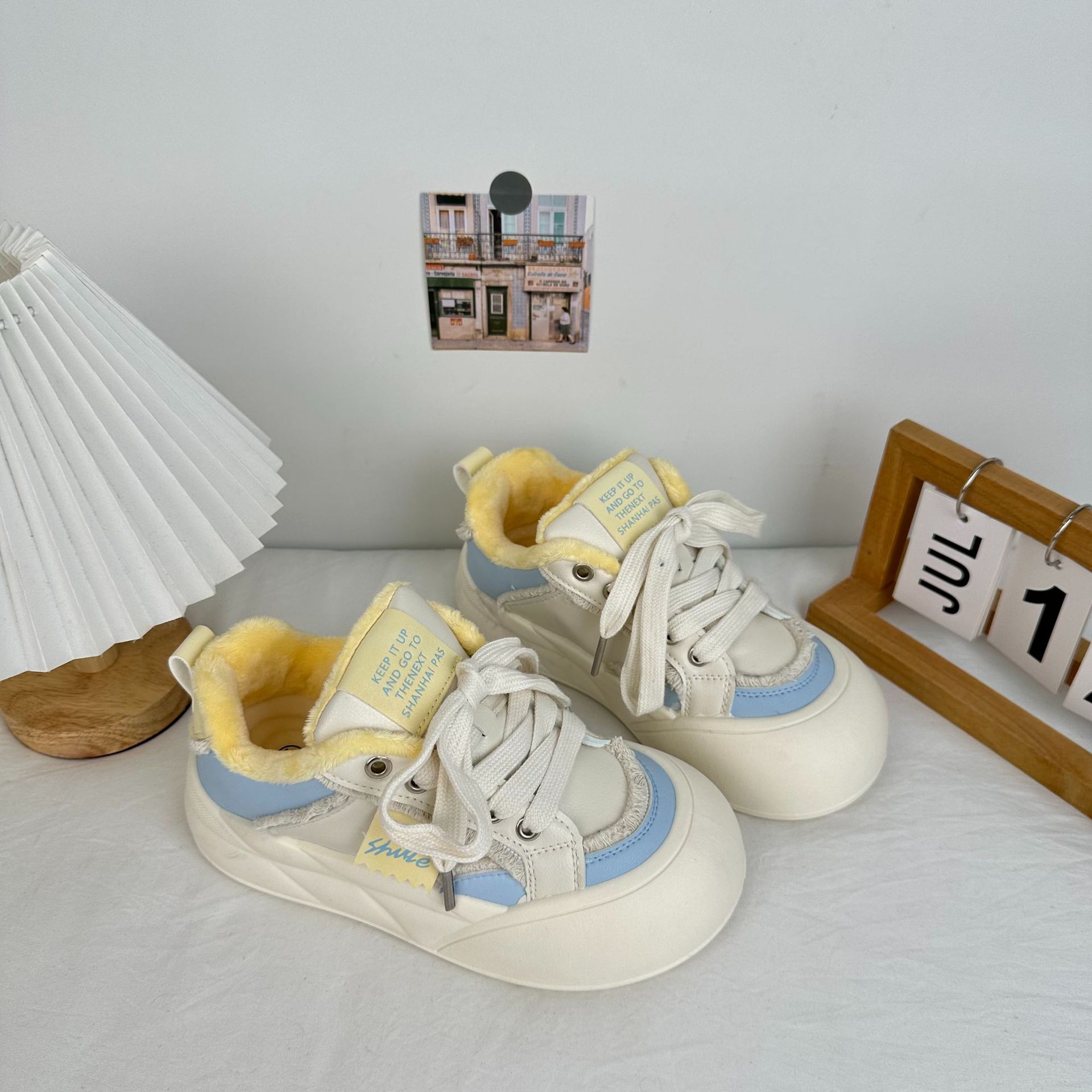 Suela gruesa más zapatos blancos de terciopelo para mujer 2024 invierno nuevo estilo zapatos casuales zapatos de pan de punta redonda zapatos de algodón cálidos gruesos