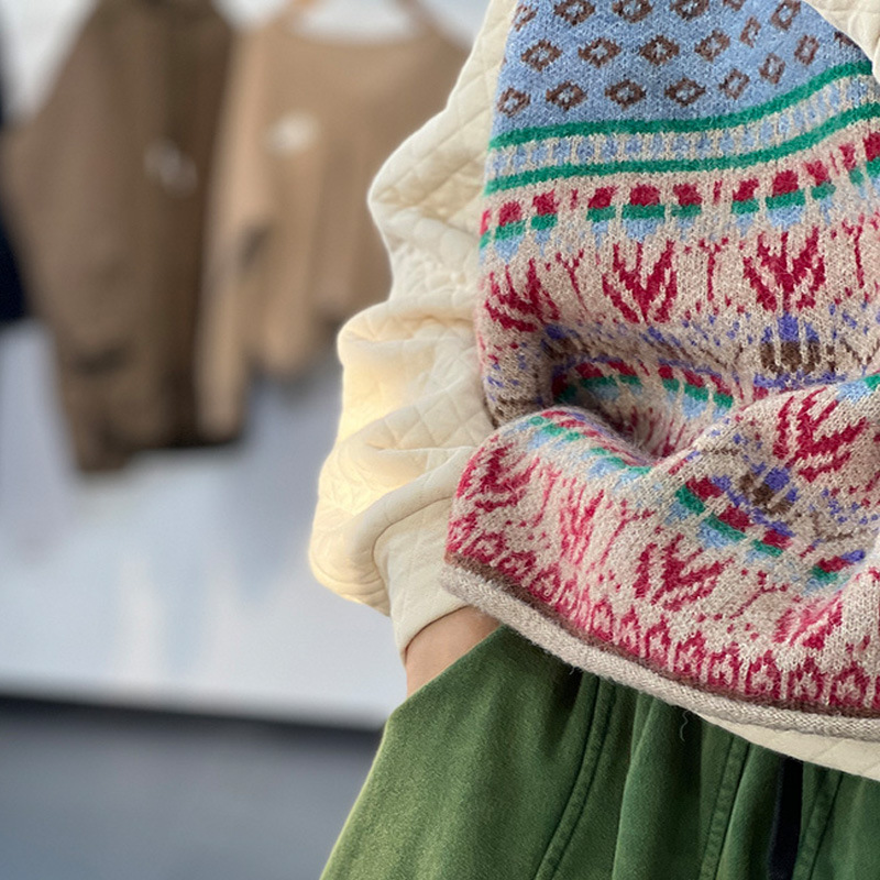 Artsy fresh knit sweater with jacquard curly-edged pullover vest