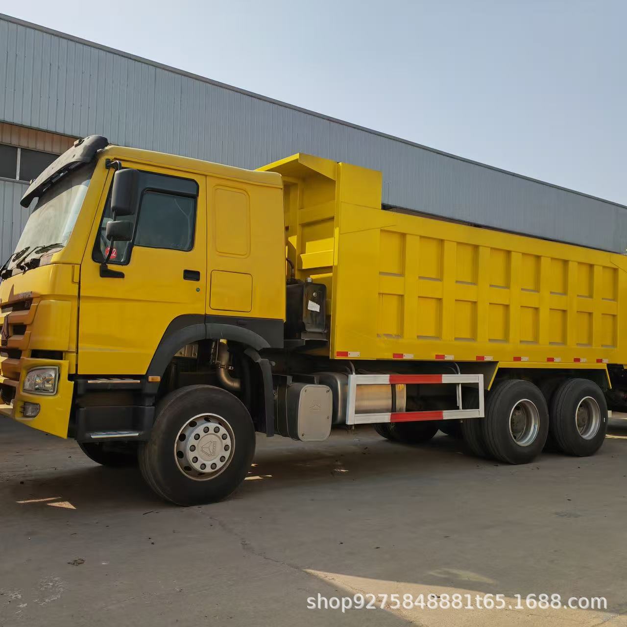 Sinotruk Howo Dump Truck 400 Horsepower 6X4 Dump Truck for Transporting Soil and Gravel
