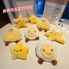 起爆アニメのぬいぐるみとチーズの目玉焼きのぬいぐるみが可愛いブローチのキーホルダーにぶら下がっています。
