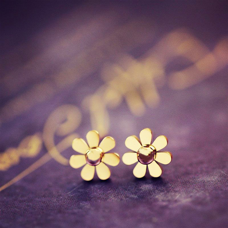 Rongxun Simple Little Daisy Pendientes de acero de titanio de todo el cuerpo Moda femenina Temperamento Pendientes de margarita pequeños y exquisitos Pendientes al por mayor