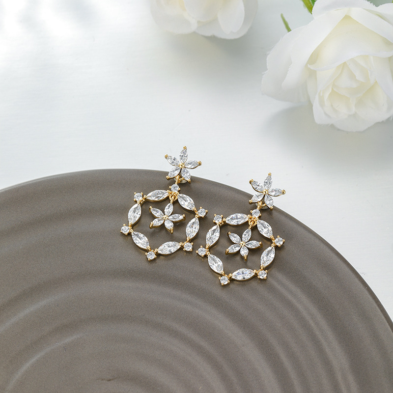 Xuping joyería WeChat aretes de zirconio coreano de alta calidad lujoso ligero pendientes largos de moda flor geométrica pendientes para mujeres
