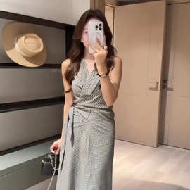 法式气质v领无袖连衣裙女夏季收腰显瘦绑带设计感漂亮格子连衣裙