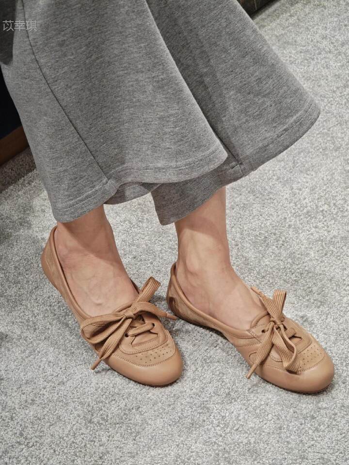 Giày búp bê nữ da cừu cổ thấp đế bằng buộc dây phong cách retro — Bạc, hàng có sẵn, Màu nude, hàng có sẵn, Màu trắng kem, hàng có sẵn chi tiết 29