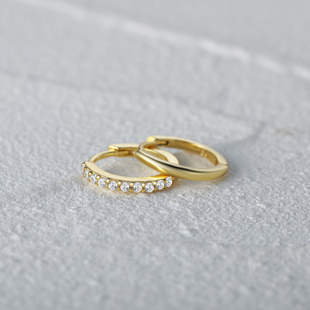 Nueva moda europea y americana simple ins estilo s925 plata esterlina asimétrica diamante incrustado pendientes clásicos oreja hebilla pendientes