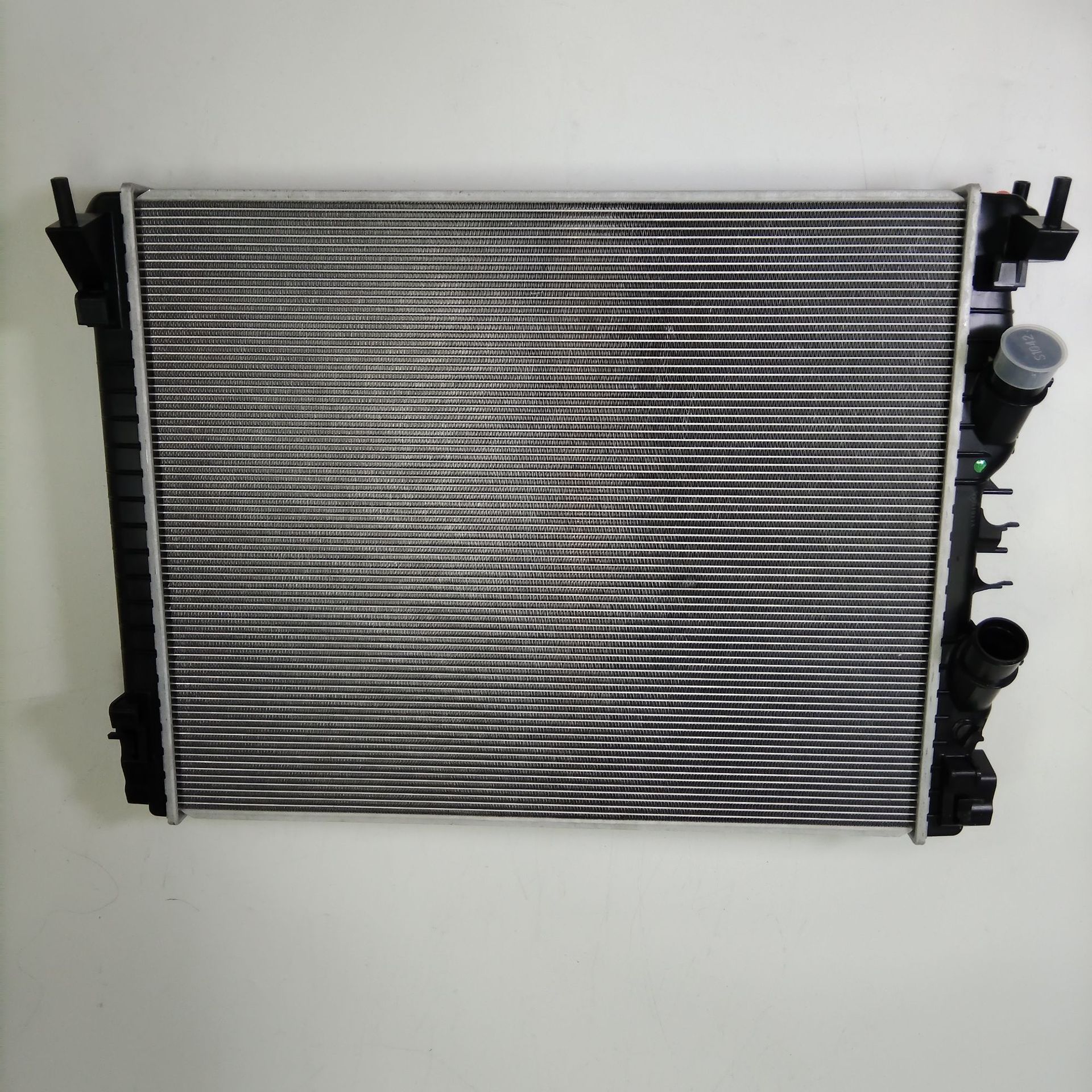 Suitable for 2013-2020 Maserati Quattroporte 3.0t Radiator Water Tank Model Number 670038340/670