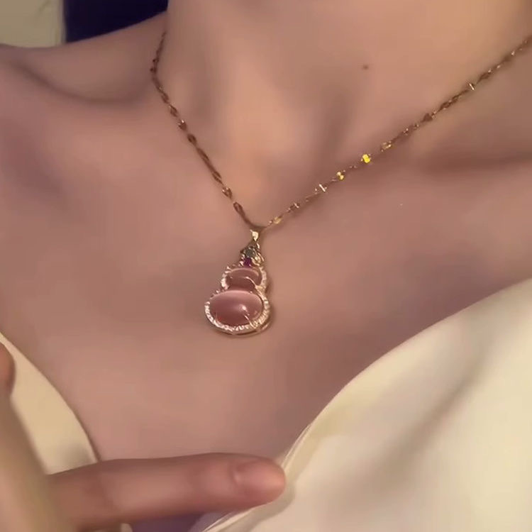 Collar con colgante de calabaza para mujer, lujo ligero, nicho, avanzado 2025, nueva cadena de clavícula explosiva, regalo del día de la madre para mamá