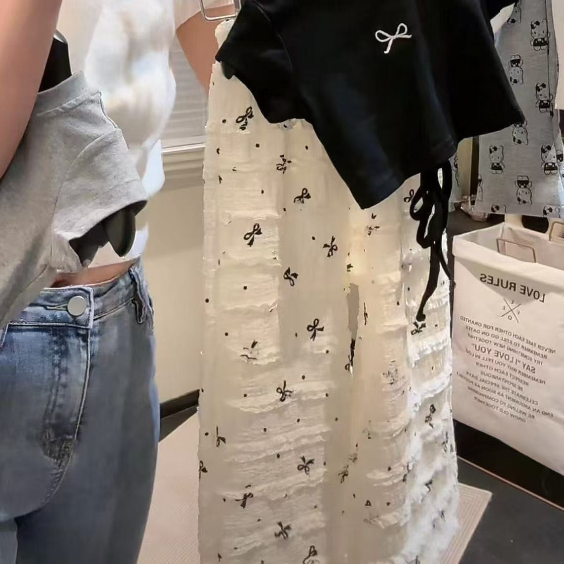 女の子の半袖セット2025夏の服の新型の洋風の韓系の蝶結びの背中の上着の広い足のズボンの赤ちゃんの夏服