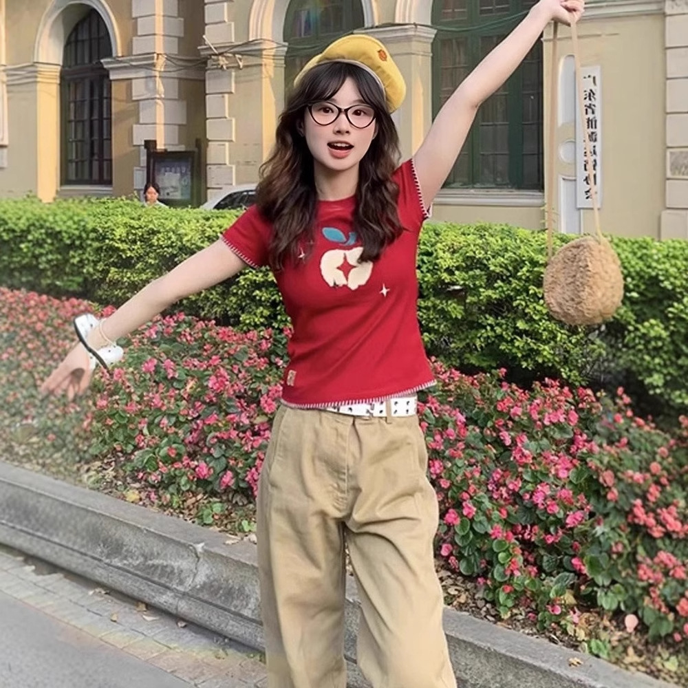 苹果刺绣正肩修身短袖T恤女夏季新款复古设计感显瘦甜辣妹上衣ins