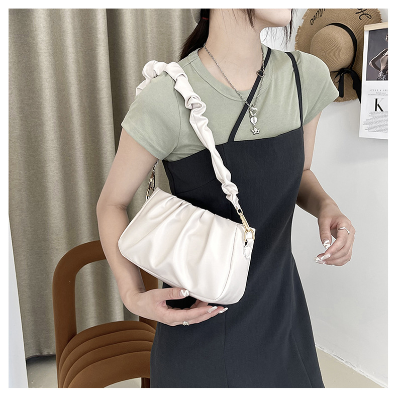 Women's Small Pu Leather Solid Color Streetwear Square Zipper Ruched Bag display picture 6