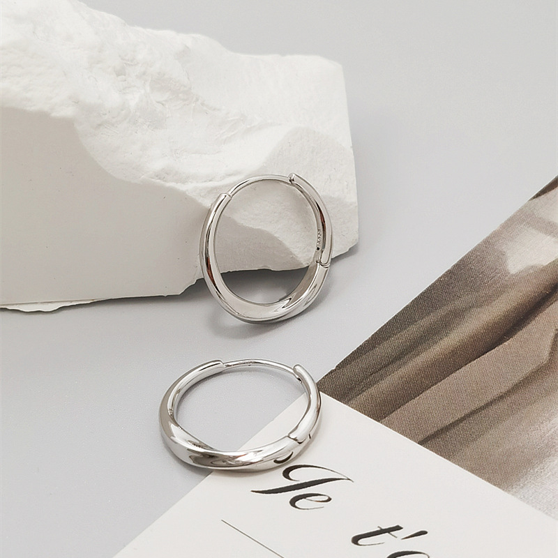 2022 nuevo todo en uno S925 pendientes de hebilla de oreja de plata pendientes simples elegantes de alto grado de estilo frío para mujer