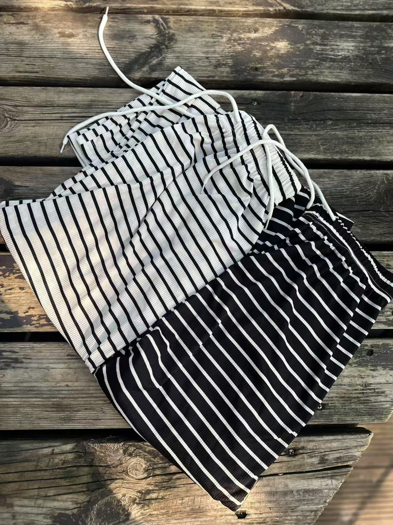 Pantalones anchos a rayas en blanco y negro para mujer, nuevos pantalones de caída de seda de hielo de todo fósforo de cintura alta, pantalones casuales de trapeador con cordón suelto delgado