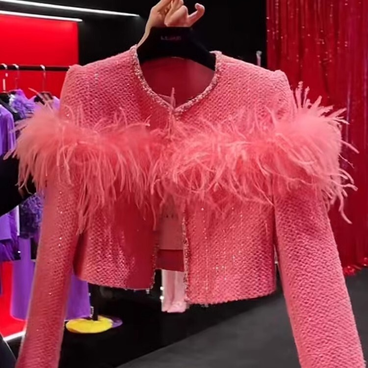 Rose Red Short Jacket in the Style of a Rich Lady, Featuring Feather Splicing, New for Autumn and Winter 2024 Rose Red Short Jacket in the Style of a Rich Lady, Featuring Feather Splicing, New for Autumn and Winter 2024