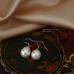 Japanese and Korean Minimalist Pearl Earrings for Women, Retro Water Drop Style, High-End, Elegant, Hong Kong Style, Unique Design, New Trendy Earrings