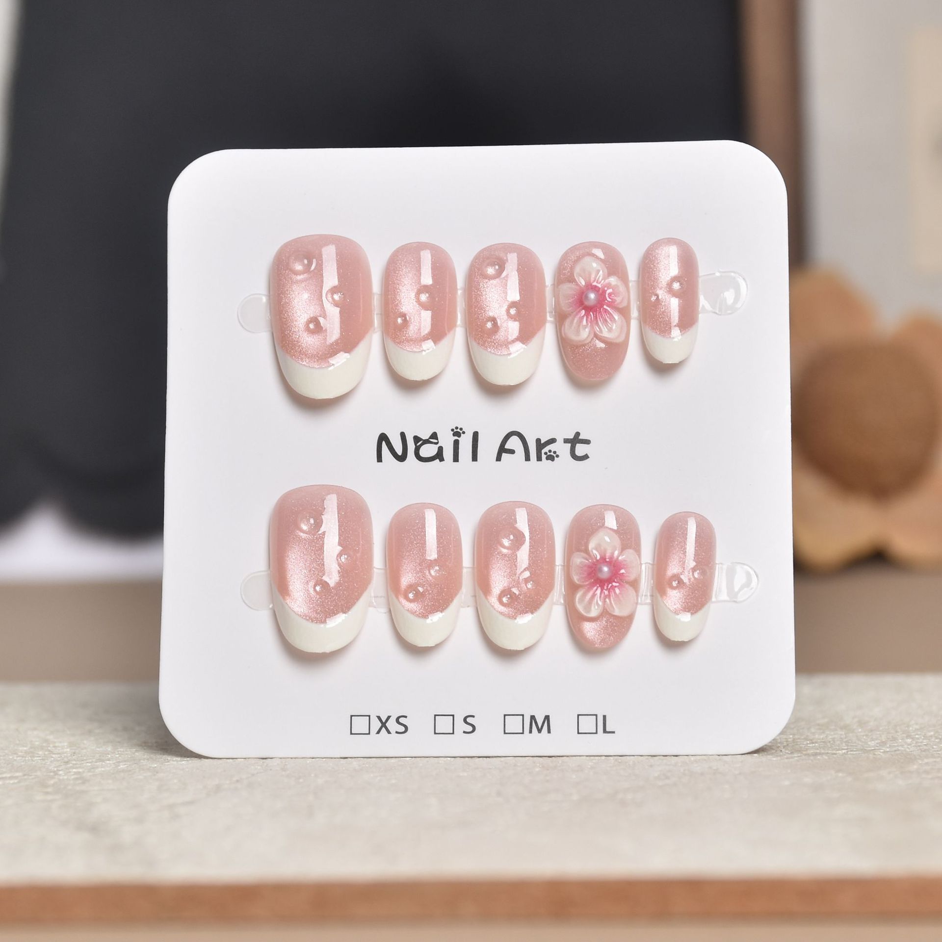 Uñas postizas francesas con diseño floral dorado, estilo ojo de gato, cortas y desmontables, producto de alta gama para arte de uñas 2026.