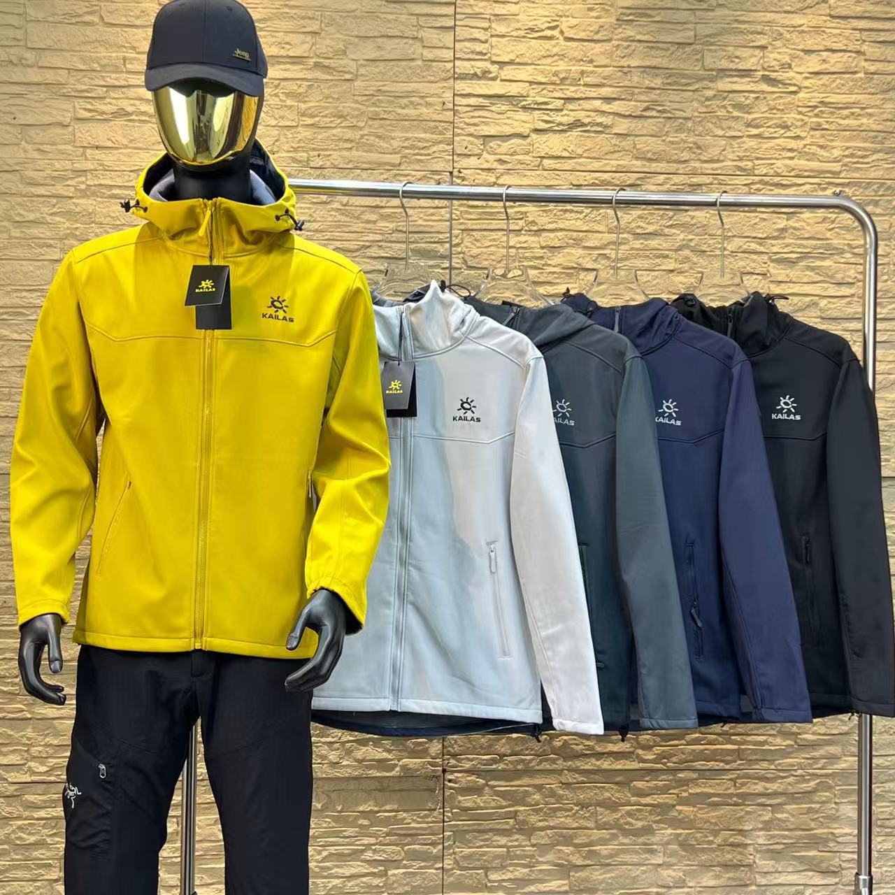 Veste softshell à capuche brodée kaila pour couple extérieur_voghion.com