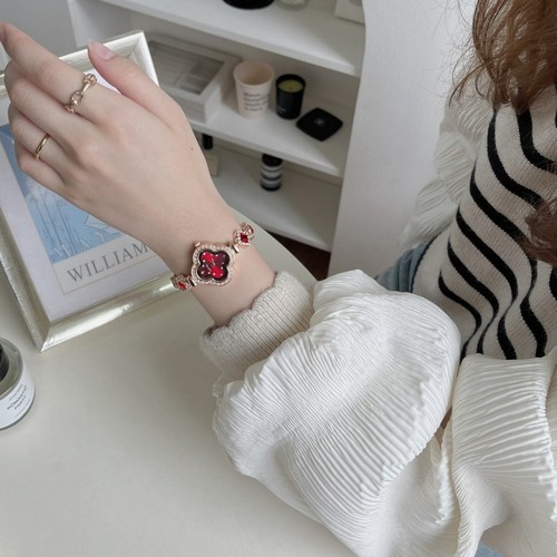 High-end, compact and exquisite four-leaf clover petal bracelet watch for women, simple and fashionable quartz women's watch