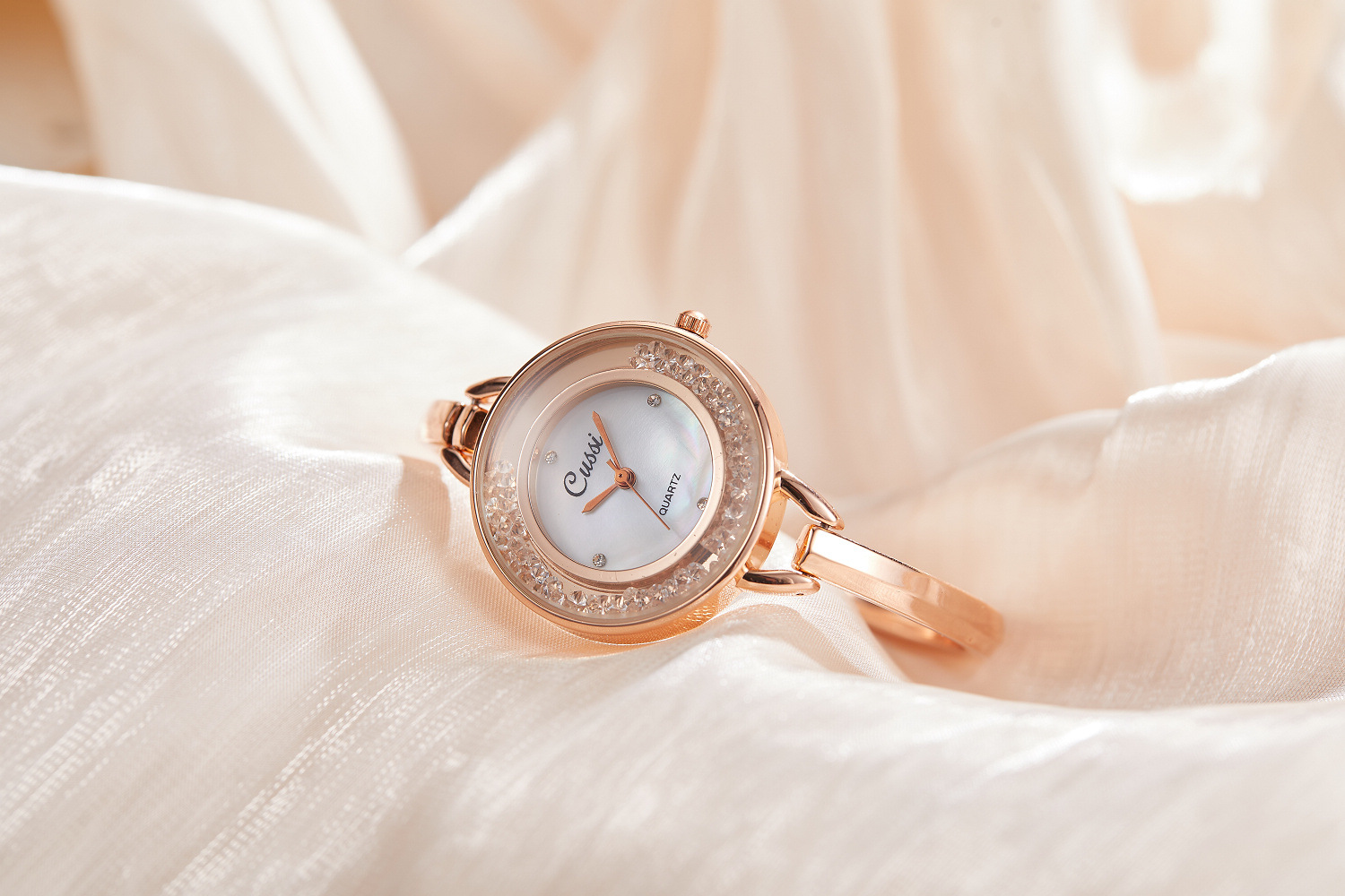 Orologio da donna elegante con bracciale traforato alla moda_voghion.com