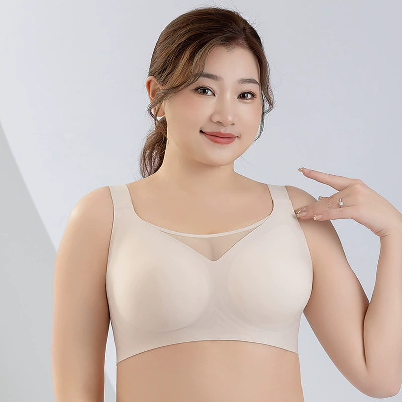 Фиксированная чашка с большой грудью показывает маленькое нижнее белье без следов