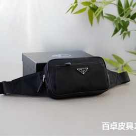 P拉达新款尼龙胸包男韩系时尚小众通勤百搭腰包女礼盒装图片实拍