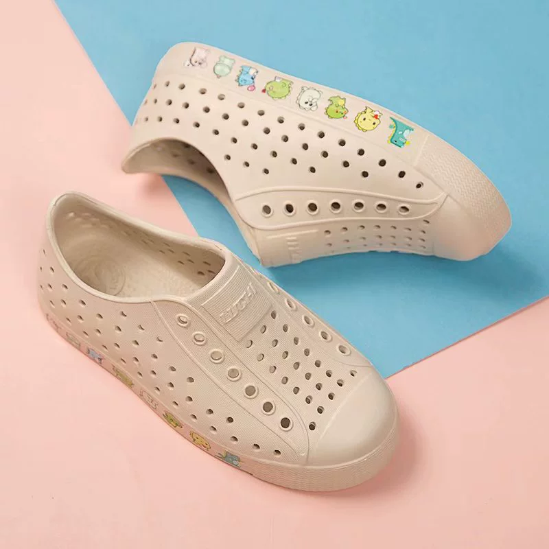 Летние детские сабо нового стиля, семейные мужские и женские повседневные дышащие сандалии с вырезами на мягкой подошве, пляжная обувь для прогулок.