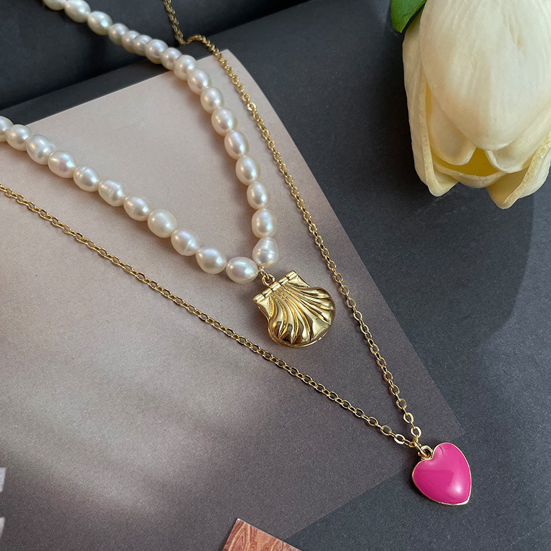 Kærlighedshalskæde med naturlig ferskvandsperle i nichedesign, feminin, alsidig og stabelbar, avanceret, super fe kravebenskæde_voghion.com