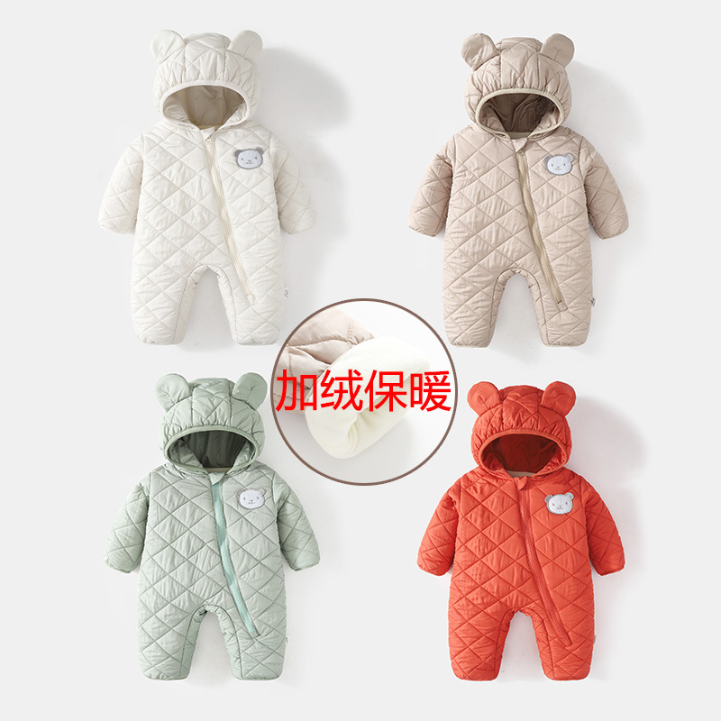赤ちゃんの秋冬服は綿のワンピースを挟んでいます。|undefined