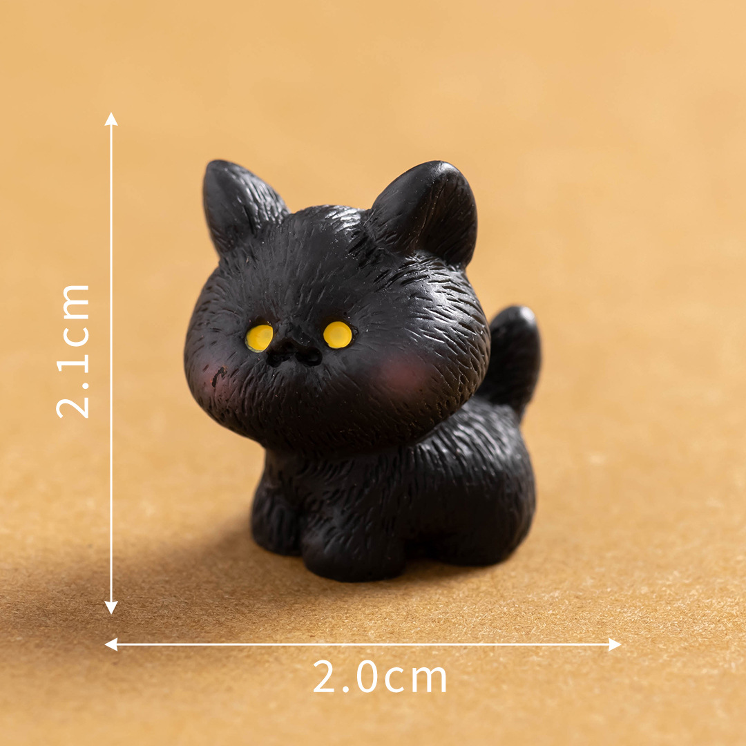 Nomor 8 Kucing Hitam / Keluarga kucing mini