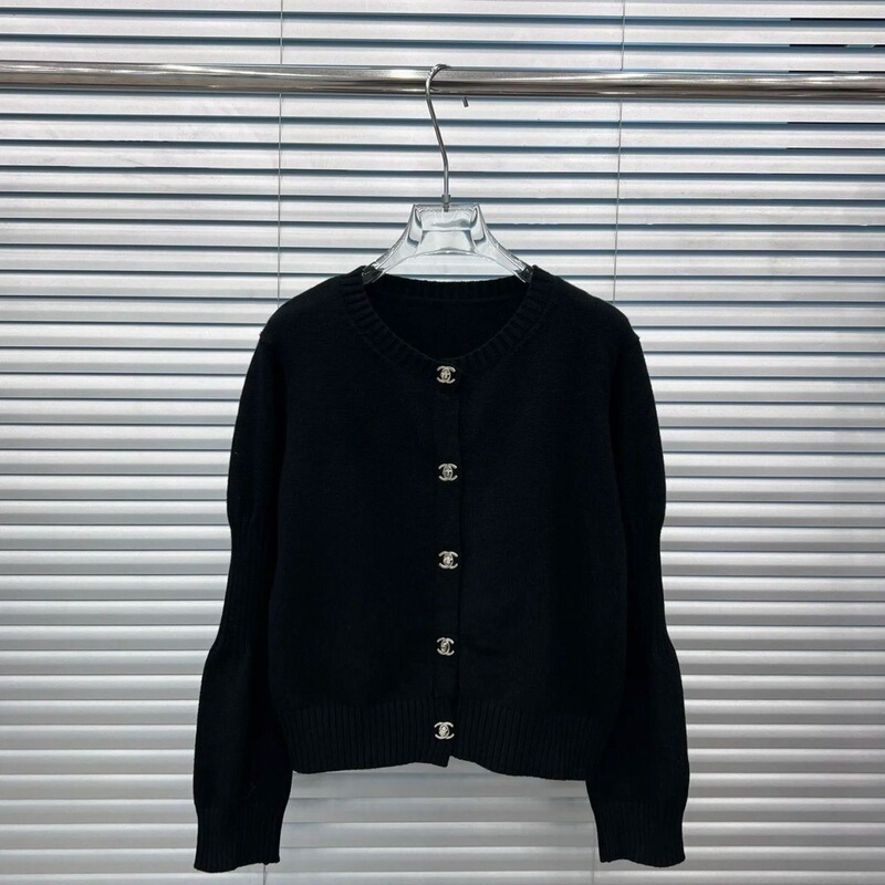 New Autumn and Winter Knitted Long-Sleeved Loose Round-Neck Short Cardigan Sweater with Silver Letter Buttons, Elegant Style Jacket