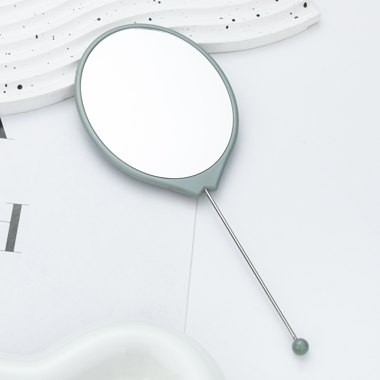 Nuevo espejo de maquillaje de mano ovalado de estilo ins de alto valor estudiante lindo espejo con mango con espejo pequeño al por mayor