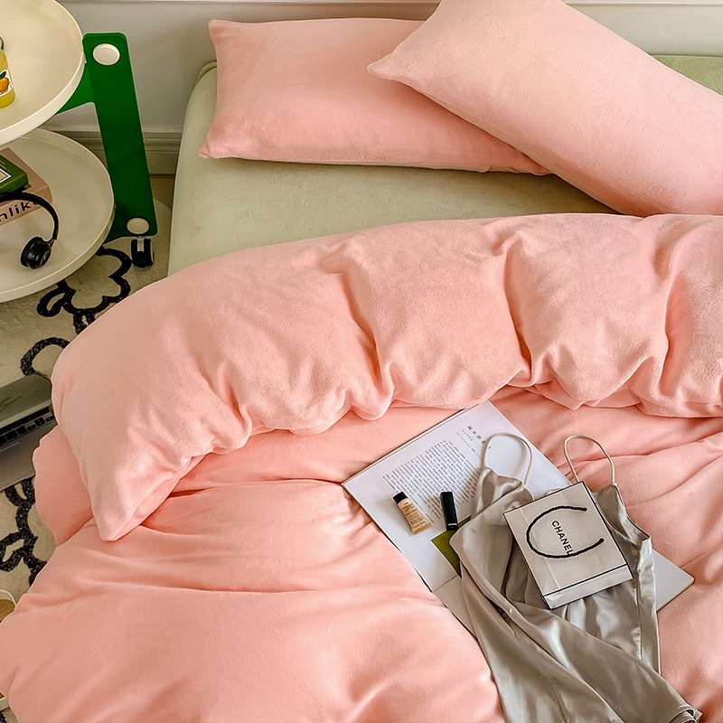 Cama de seda de leche con cuatro piezas de seda de coral gruesa doble edredón con sábanas de franela con tres piezas de invierno