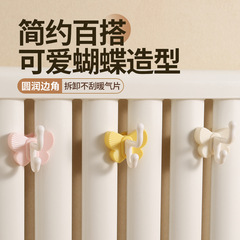 蝶の暖房器具は赤ちゃんの衣類のハンガーをフックします。