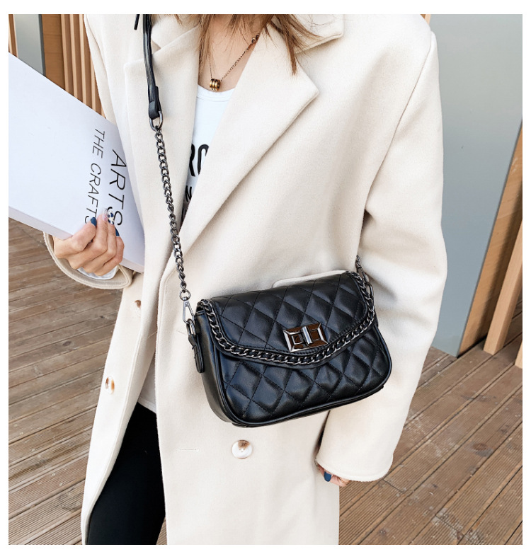 Fashion Pu 2021 New Winter Chain Shoulder Messenger Bag Wholesale display picture 5