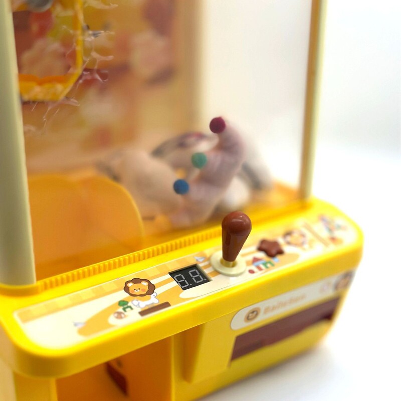 クロスボーダーのライオンのパンダは子供を捕まえます。|undefined