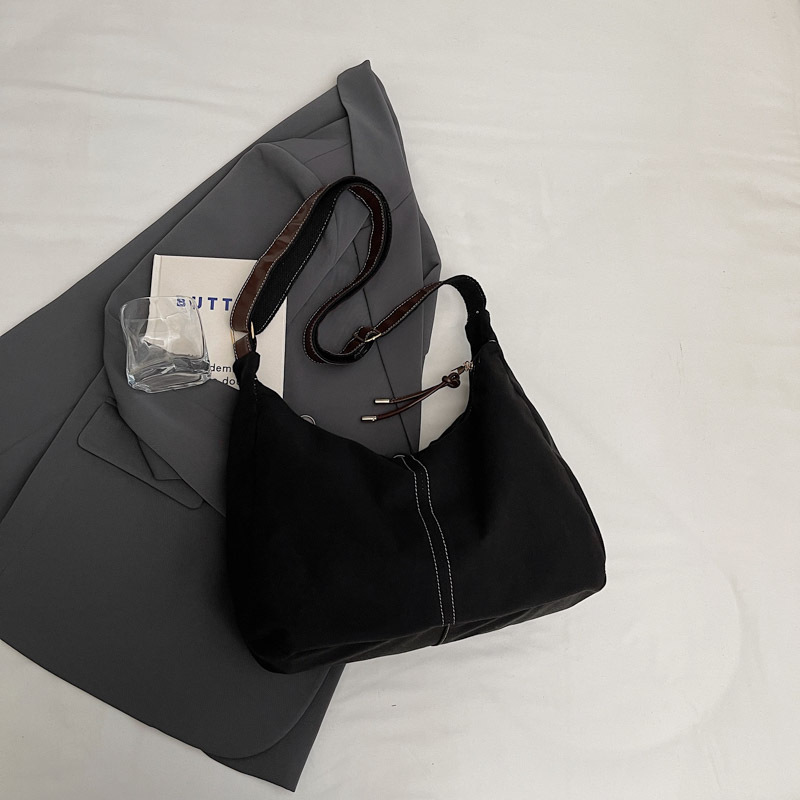 Suelo suave de gamuz de cautiverio 2024 nuevo color sólido de invierno gran capacidad simple de moda bolso de hombro bajo la axila