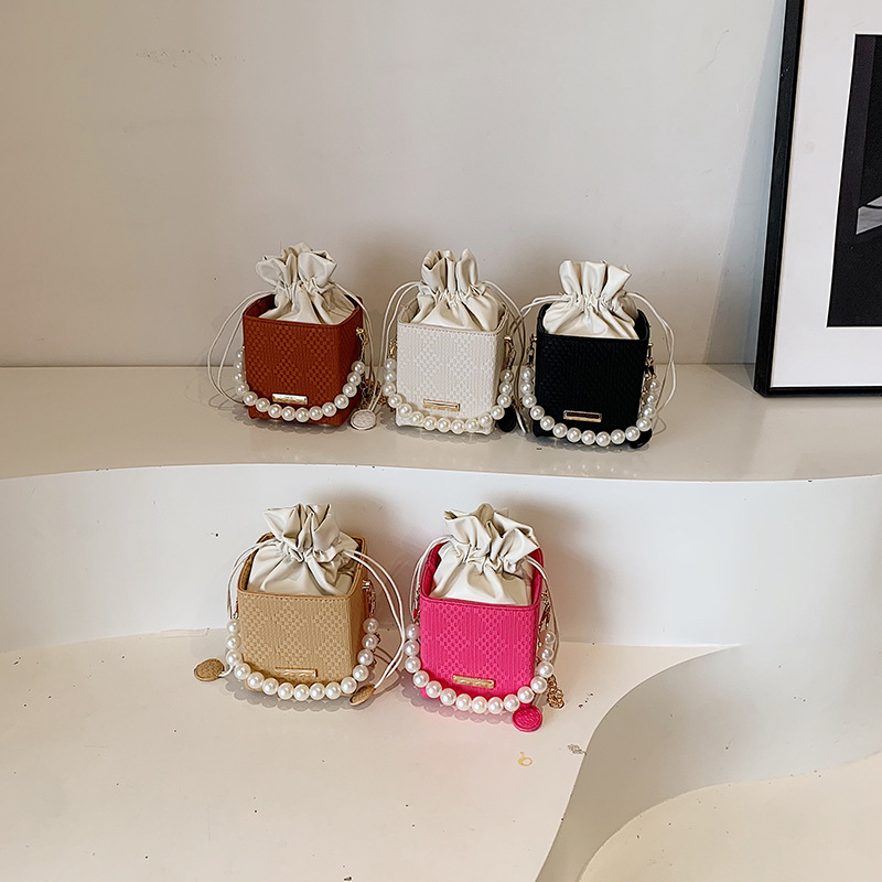 Bolso de mano de mujer de arte de moda con cadena de perlas 2024 nuevo estilo hermoso bolso de cubo de diamante minimalista bolso de mochila