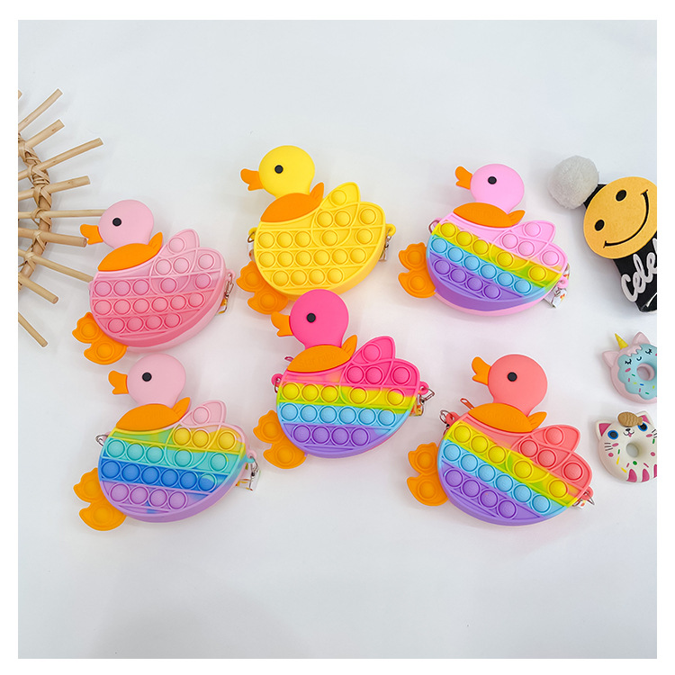 Kid's Small Silica Gel Duck Cute Heart-shaped Zipper Coin Purse display picture 2