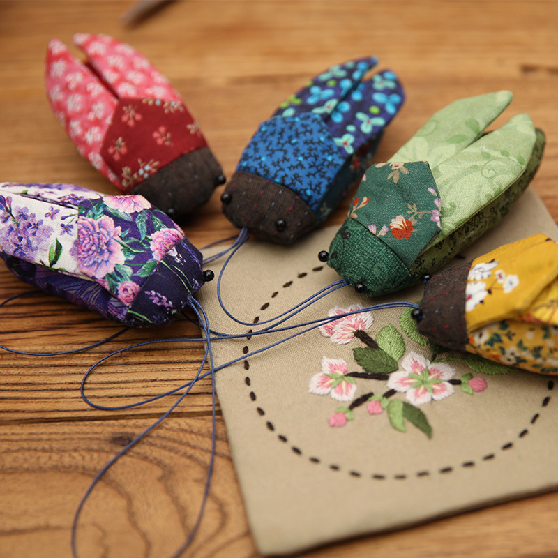 Bordado hecho a mano DIY creativo colgante luxiu cigarra niños adultos patchwork muñeca de regalo de estilo antiguo adornos de cigarra