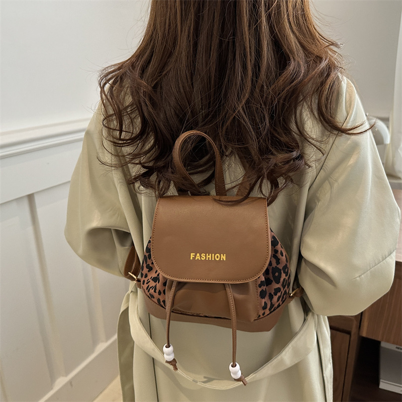 Bolso para mujeres 2024 nueva mochila retro de gran capacidad de moda versátil otoño invierno mochila de aire extranjero popular este año