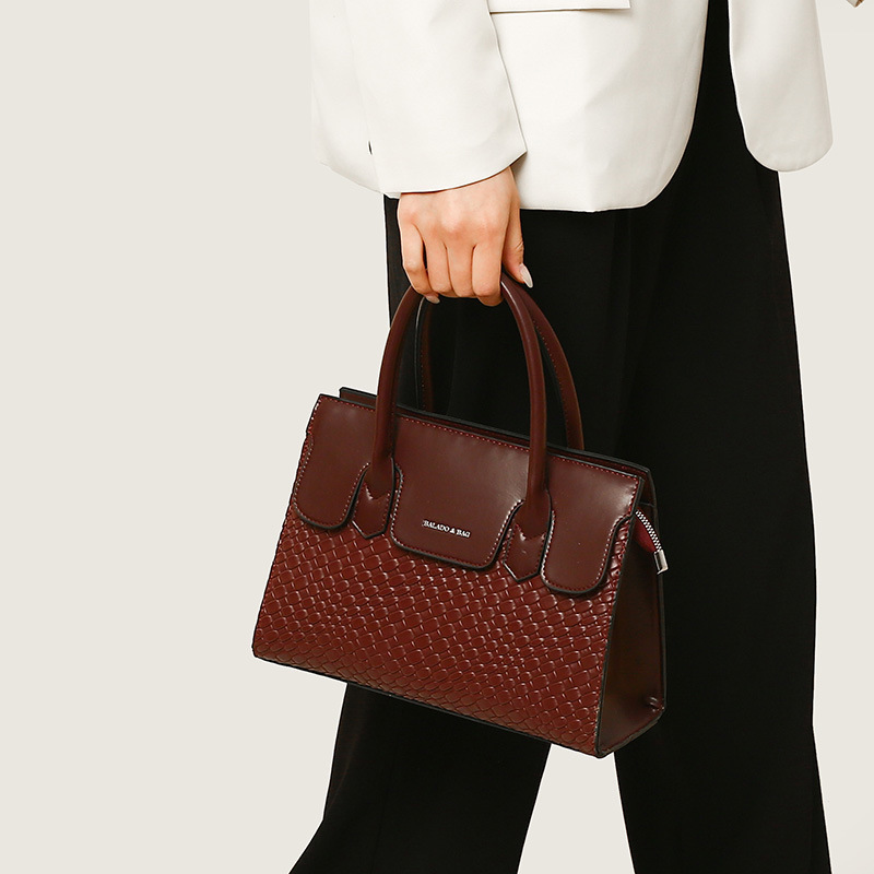 Comercio exterior transfronterizo Bolso de mujer 2024 nueva moda retro europea y americana en relieve hombro crossbody portátil de gran capacidad al por mayor