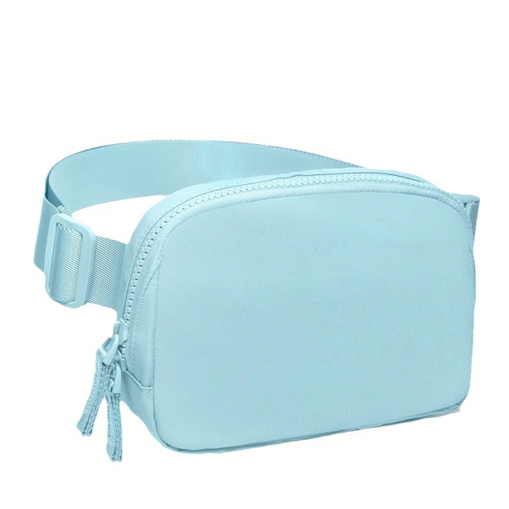 Adjustable belt bag with zipper