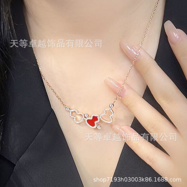 Necklace with zircon