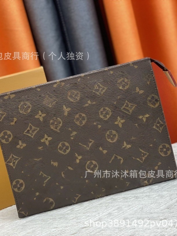 fashionable classic capacious leather bag