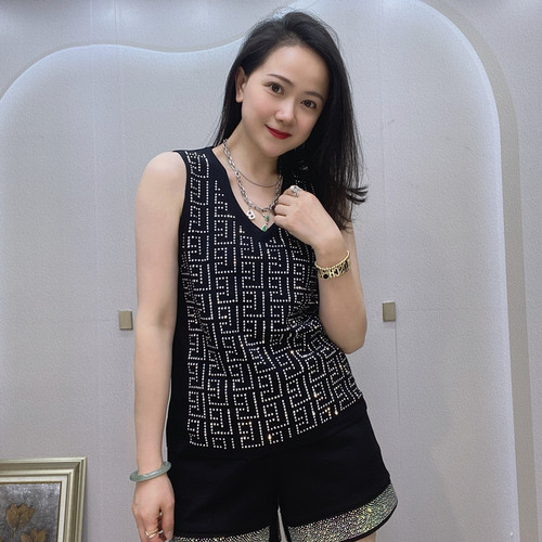 V-neck vest 5223 can be used from 90 pounds to 140 pounds. Highly elastic knitted hot rhinestones with a waistcoat vest and slimming bottoming shirt.